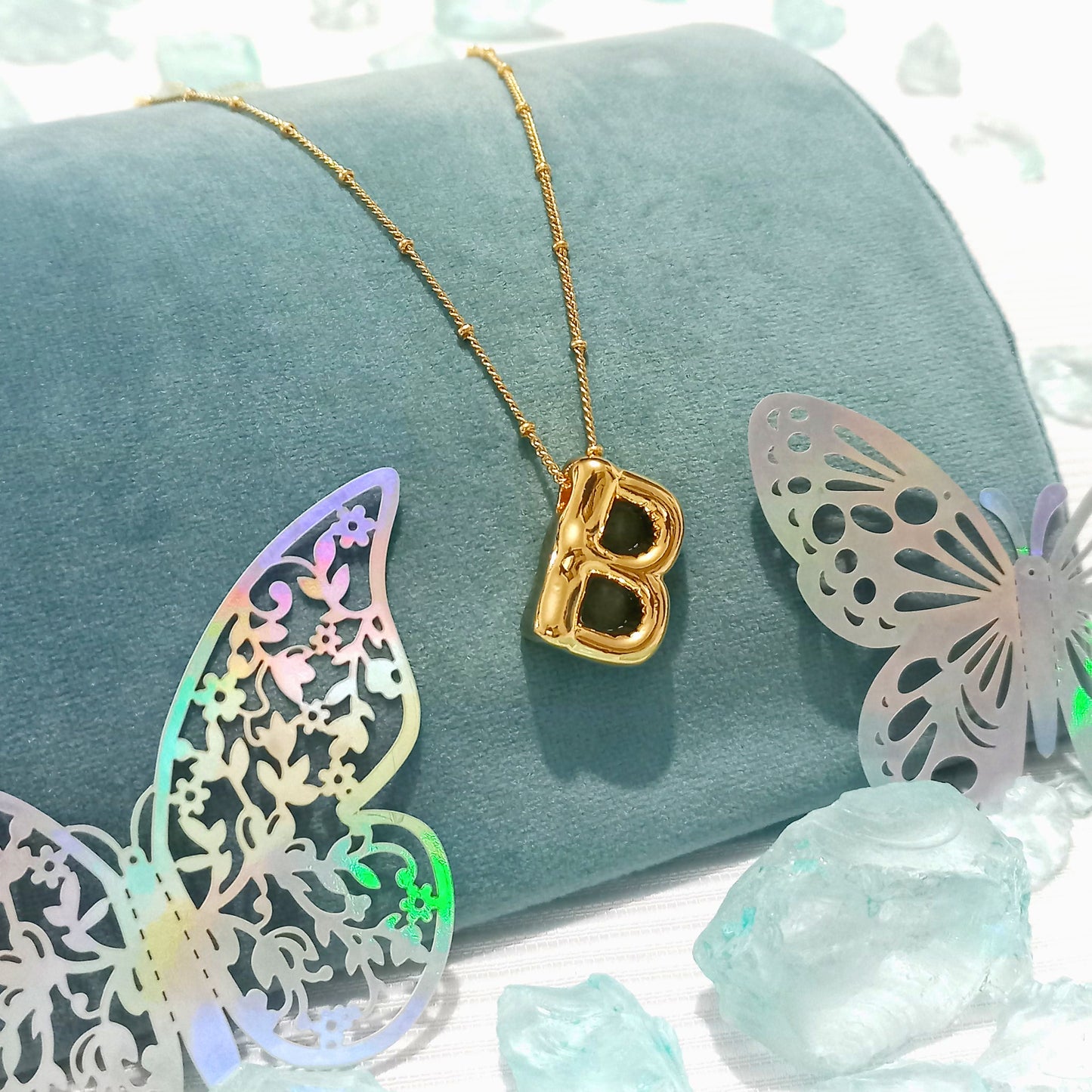 Collar color Dorado con Dije de con letra B