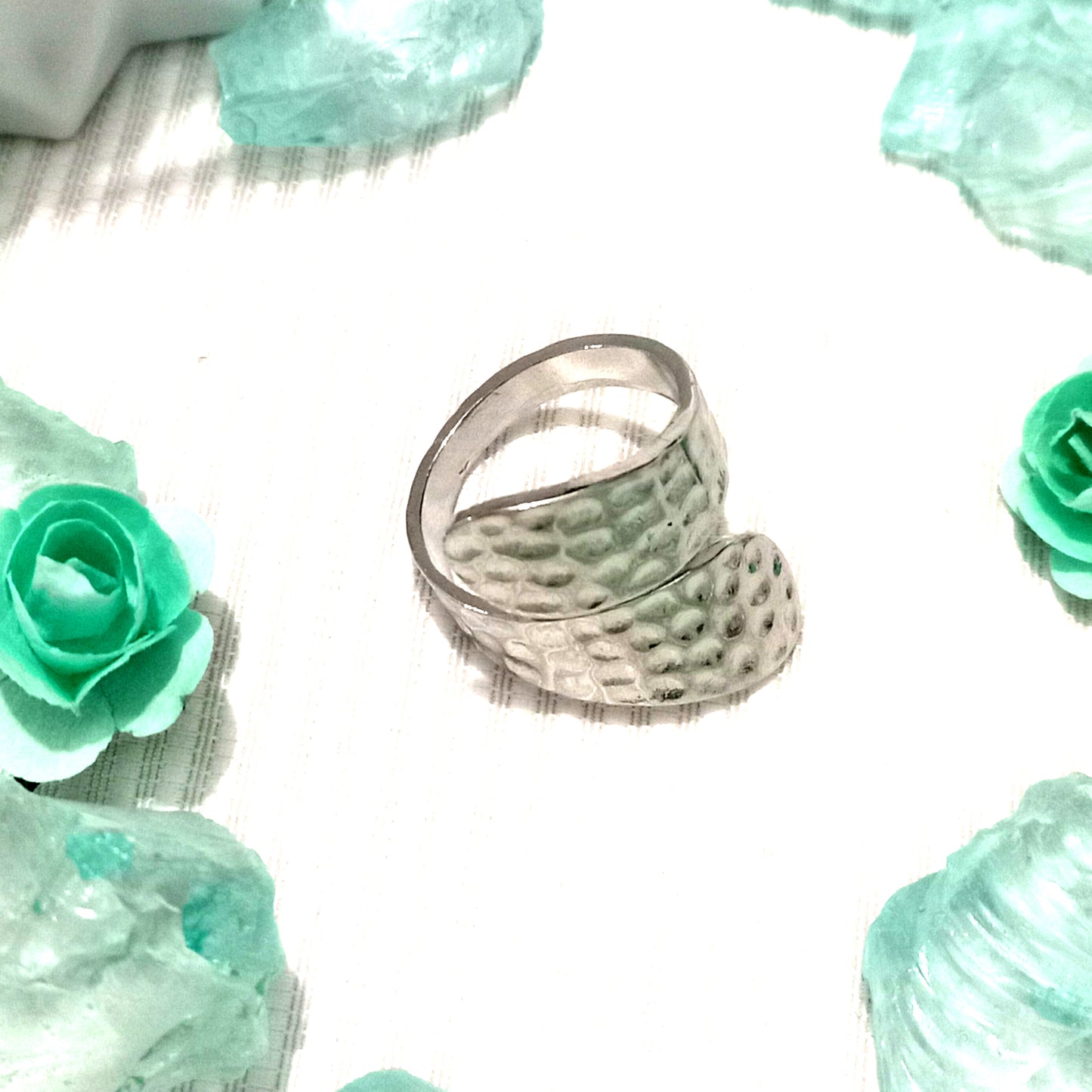 Anillo entrelazado martillado