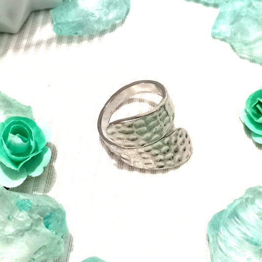 Anillo entrelazado martillado