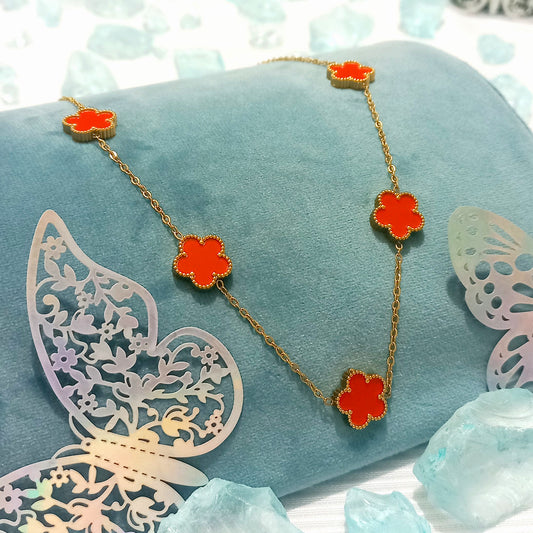 Collar Dorado con Dije de Flor Roja