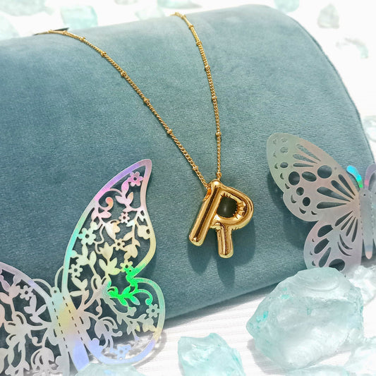 Collar color Dorado con Dije de con letra R