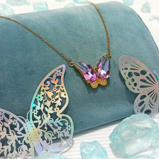 Collar Dorado con Dije de Mariposa Nocturna