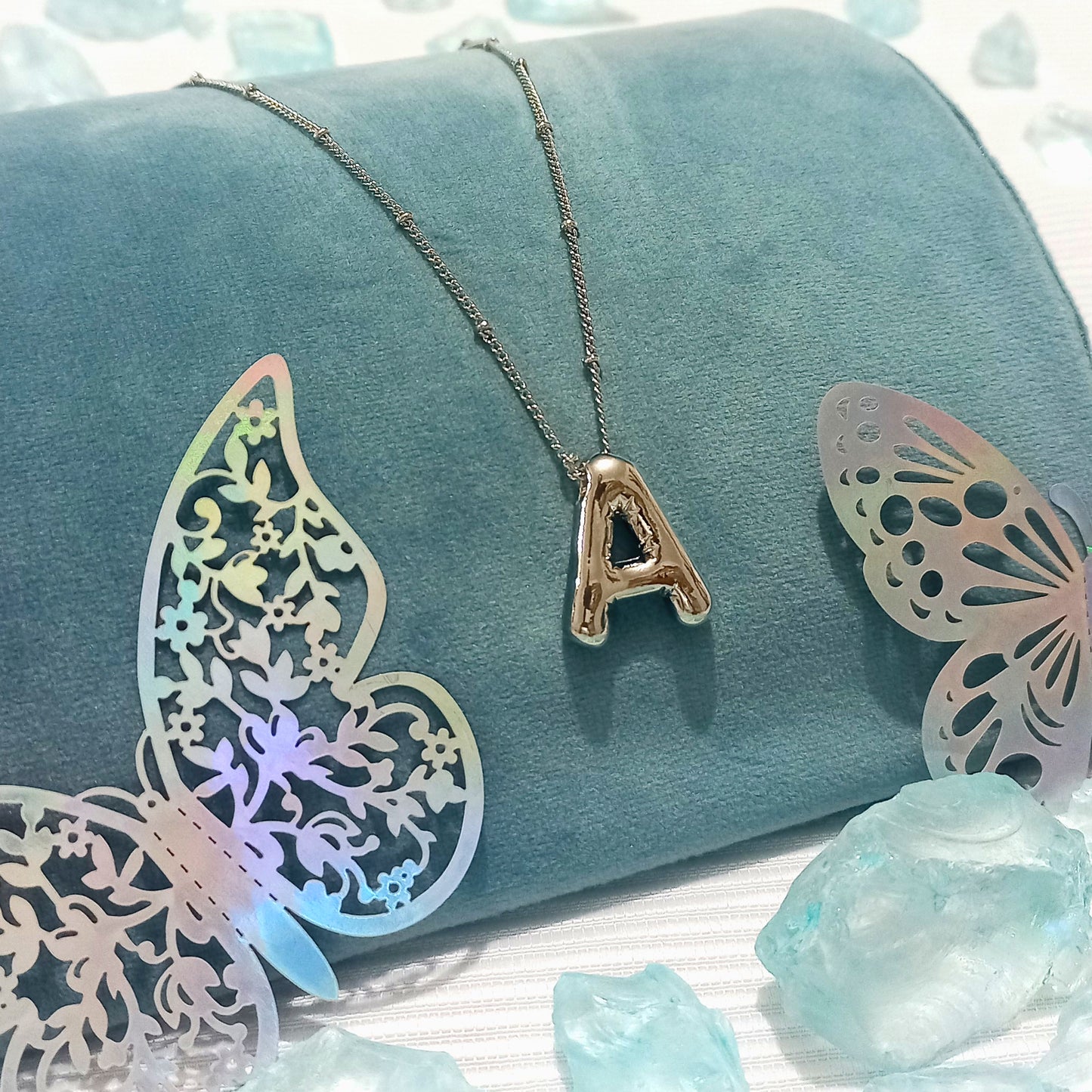 Collar color Plateado con Dije de con  letra A