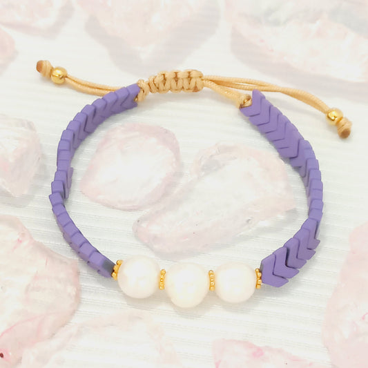 Pulsera Ajustable Lila con Perlas y Detalles Dorados